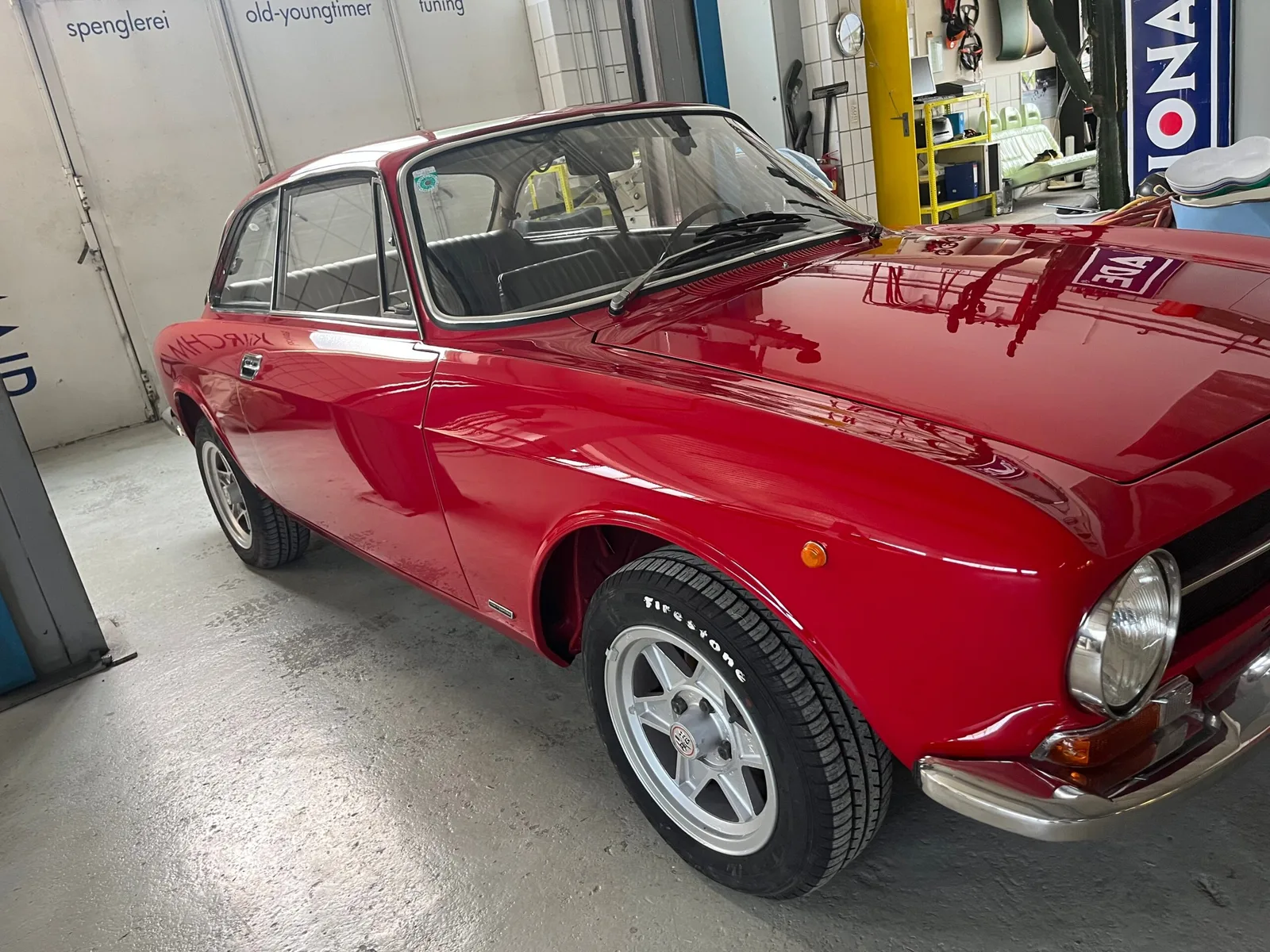 Roter Alfa Romeo GT Junior in der Werkstatt, an der Wand die Beschriftung Spenglerei, Old-Youngtimer, Tuning